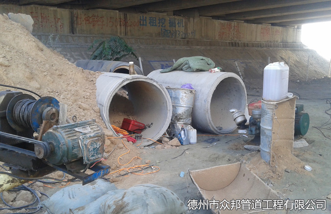 本供暖管道鋪設要經過高速公路