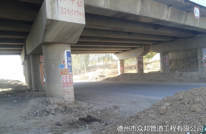 暖氣管道要經過的高速公路高架橋