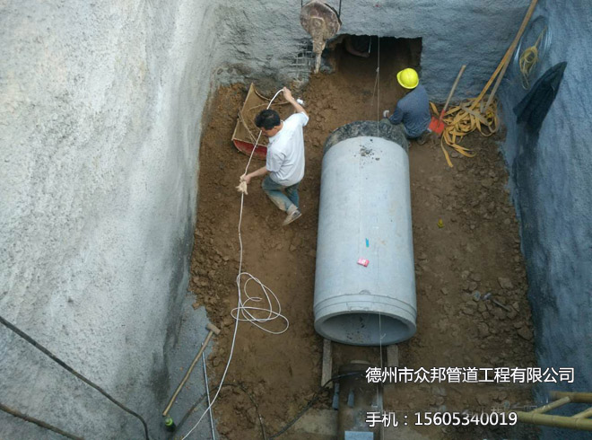 污水管道鋪設人員在施工