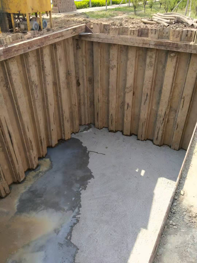 非開挖鋪設雨水管道用的頂管機就放置在這個工作井內