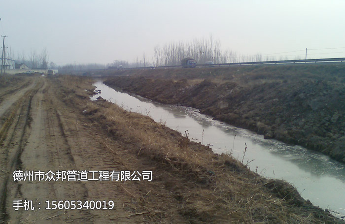 燃氣管道穿越河流施工現場